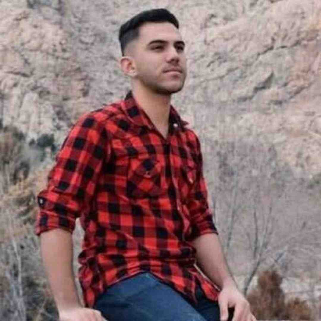 پیام عباسی یه اتاق تم تاریک وناو ای چهار دیواری