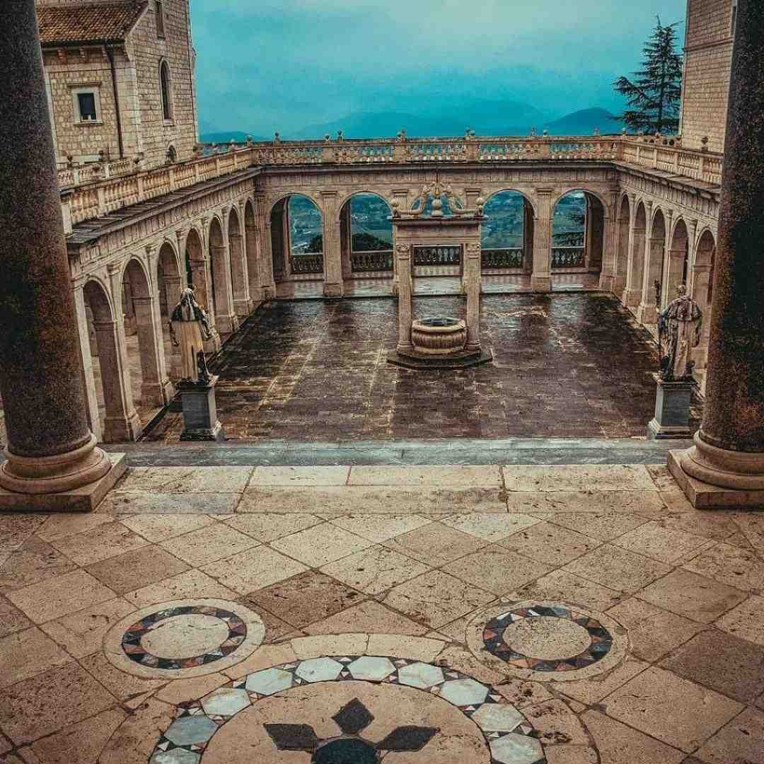  الو بیا پایین دم در وایسادیم