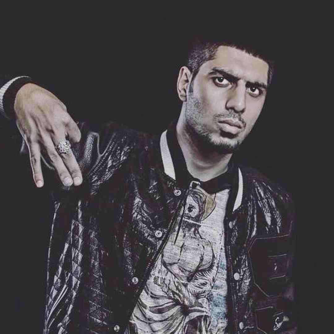 رضا پیشرو شلوار بگ هدفون و یک سیگار برگ شدی بازیگر