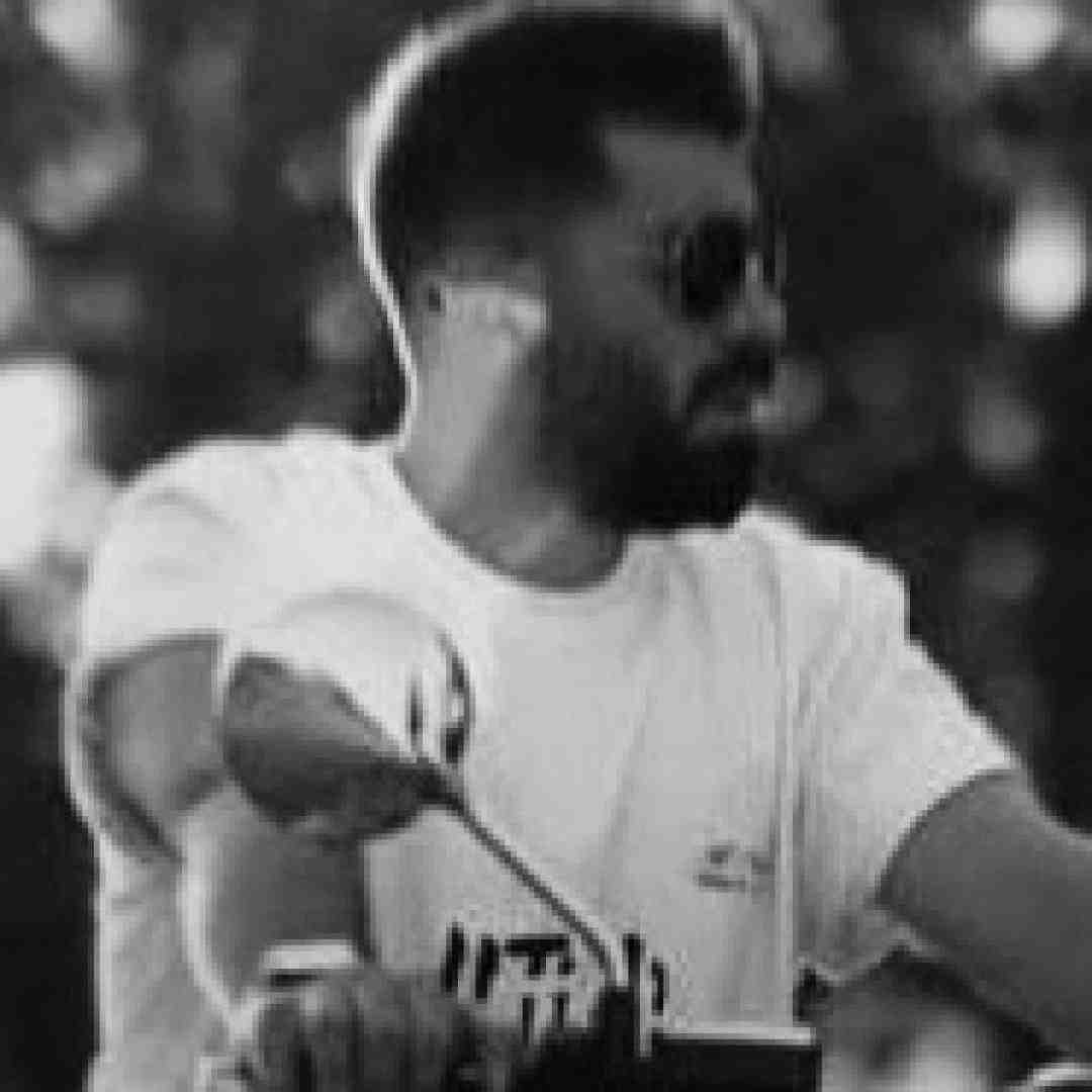 دانیال ایمانی ایهناس مه دوسش داشتم چقد گفتم نرو