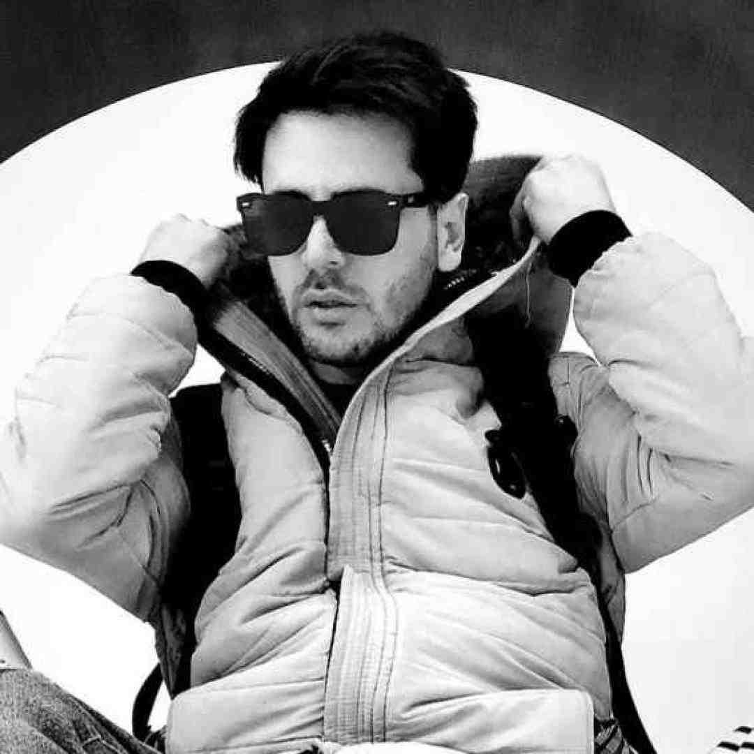 فرهاد نامداری تو به این رابطه اصن حواست نی