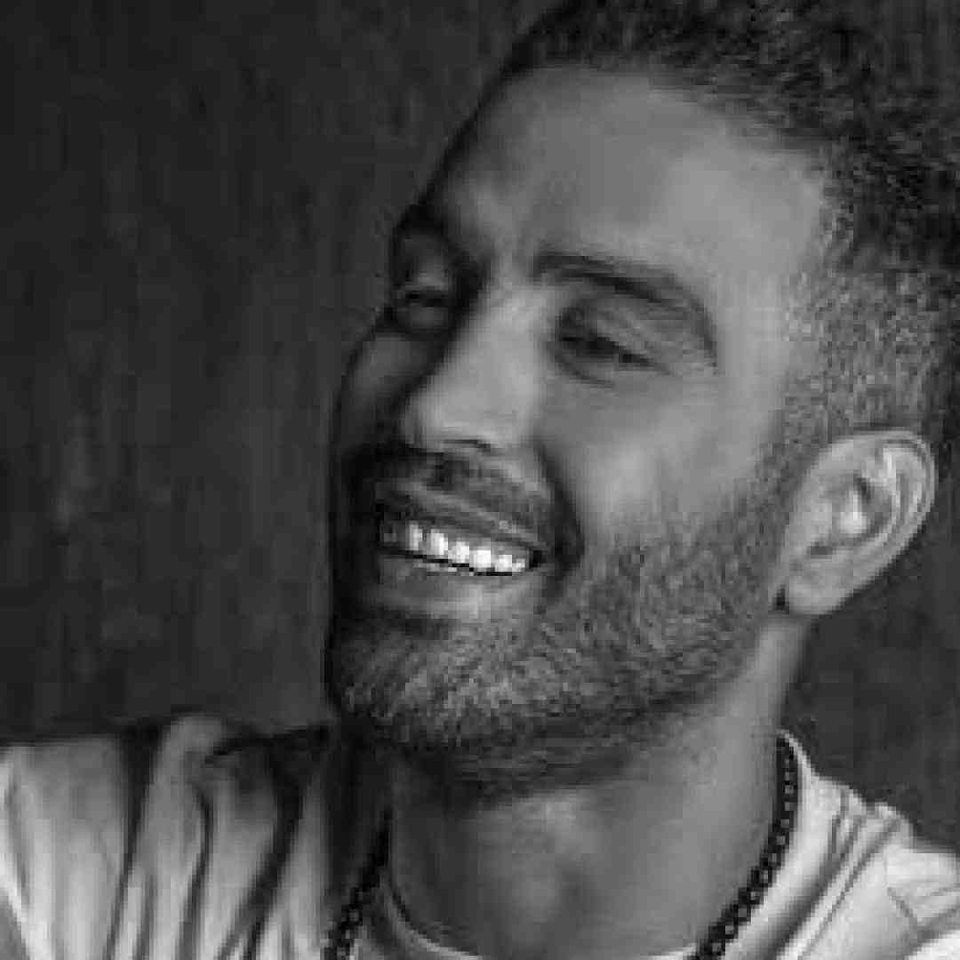احمد سلو از خودم عکس میگیرم خودم خودمو بغل میگیرم