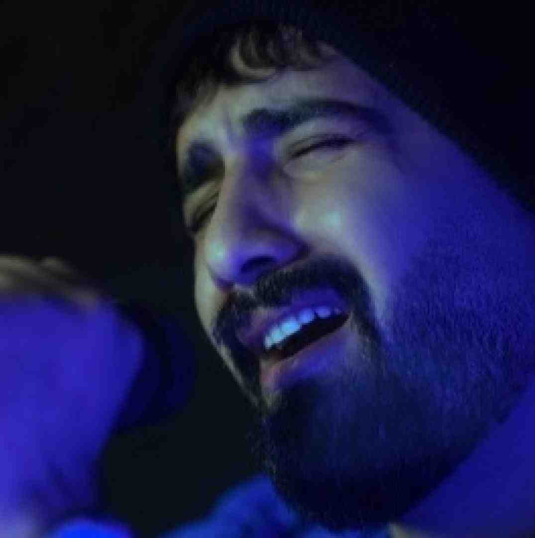 محمد امیری مه بیدارم نمیخوابم بغلش تخت میخوابی