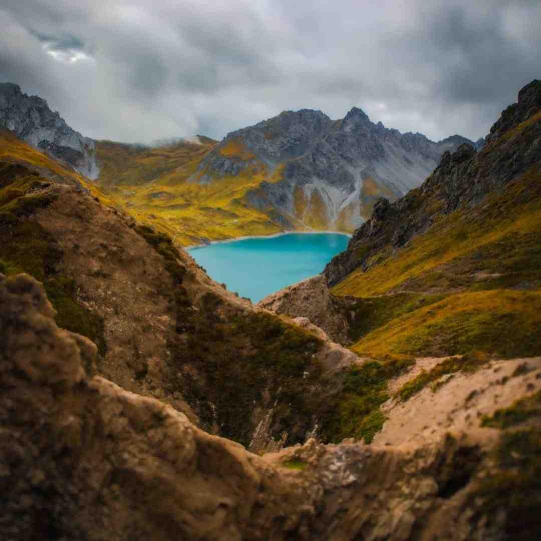  خون گرفته چشامو شده لخته هرجا که میری برو