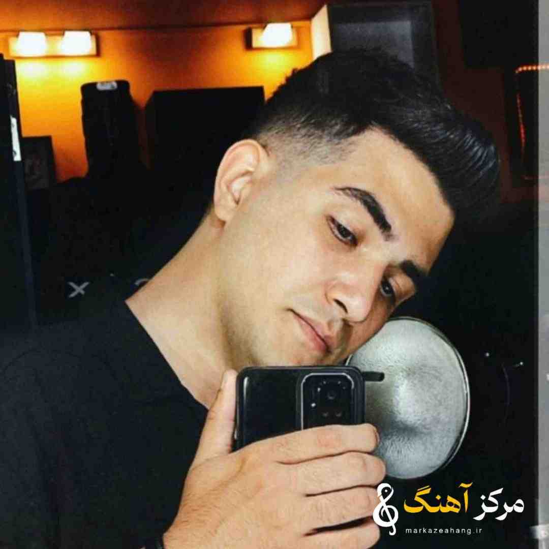 اهورا من فقد رد شده یک لحظه نگاهش کردم