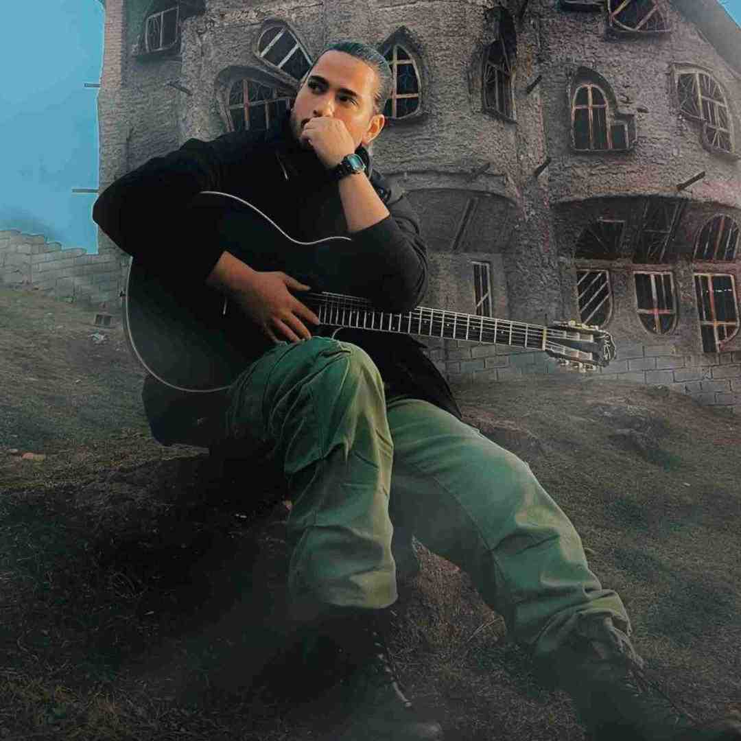 نیواد ﺗﻮﻳﻰ ﻋﺎﻗﻞ وﻟﻰ ﻣﻦ ردی ﺗﻮ اوﻧﻜﻪ ﻣﻴﺨﻨﺪه