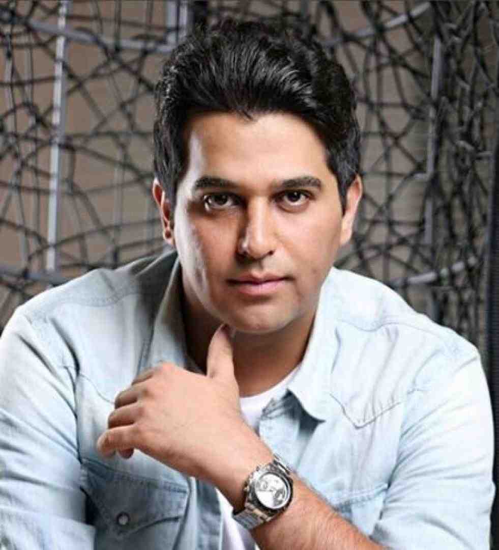 حمید عسکری چشم سیاه مو مشکی با پیرهن زرشکی