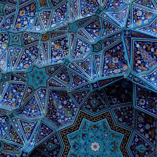 دانلود آهنگ زنده موندم ولی با یه مرده هیچ فرقی من ندارم